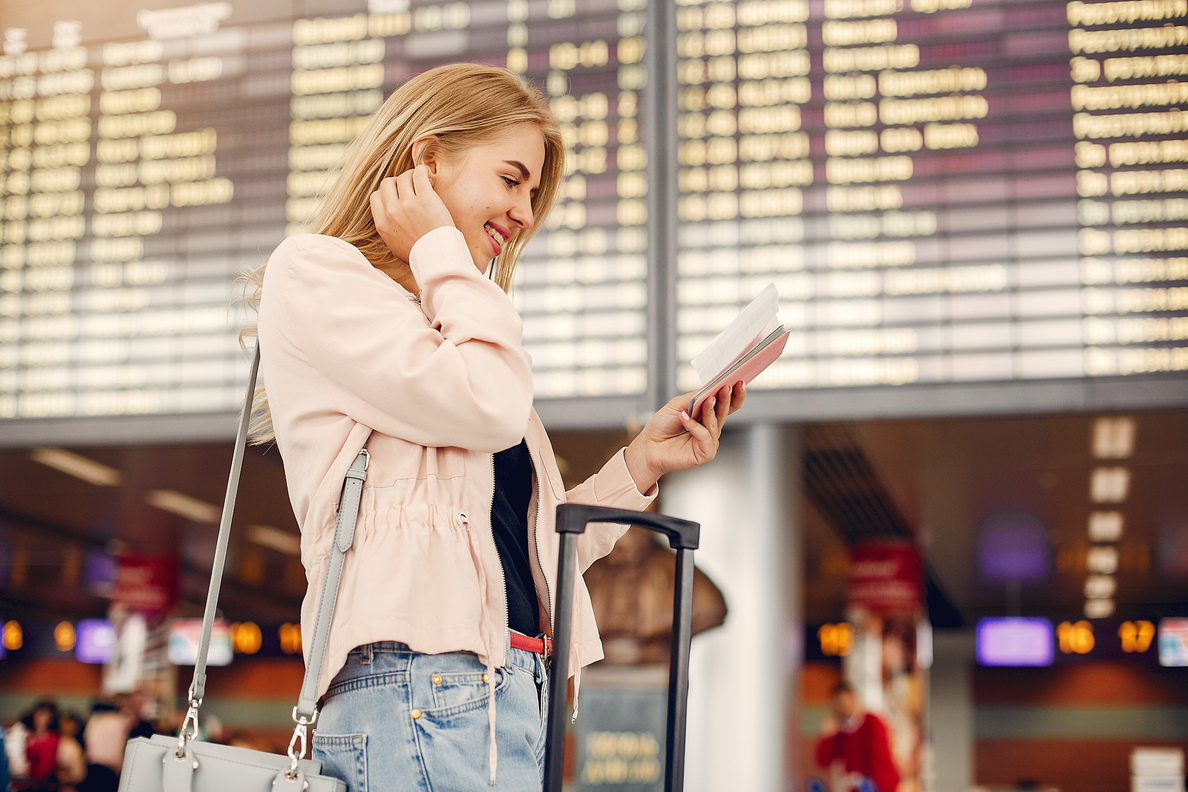 Viajante num aeroporto a preparar-se para uma aventura